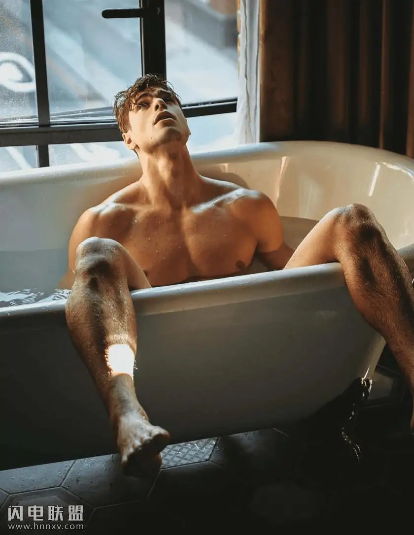 性感肌肉帅哥型男浴室男体艺术写真照片第4张