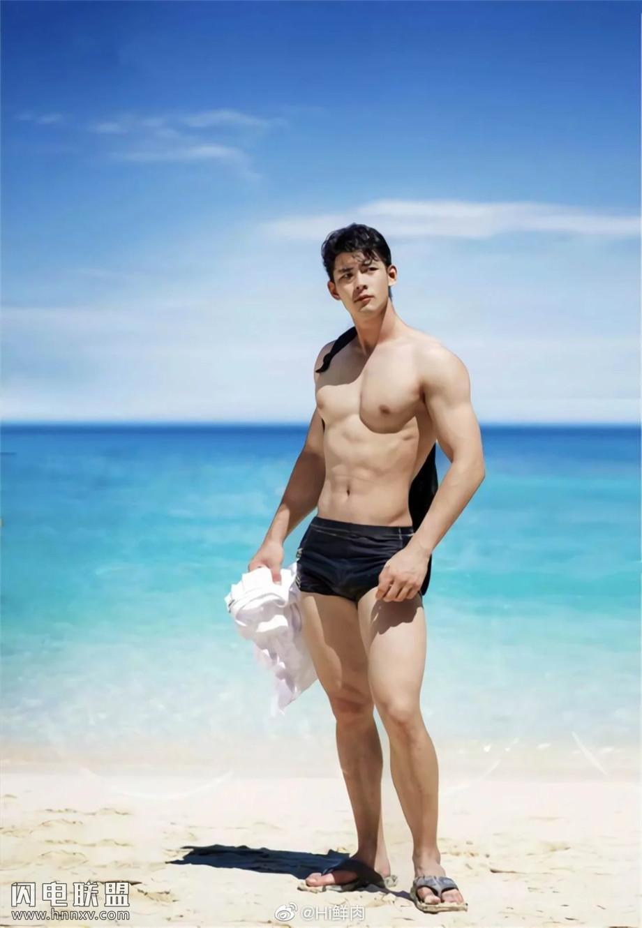 95后中国性感肌肉男模海边写真图片