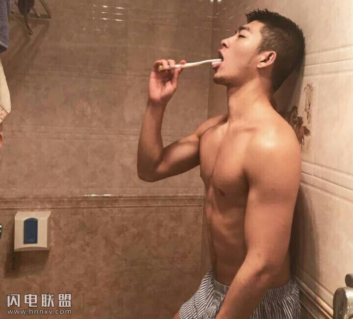 浴室帅哥肌肉男刷牙照片第1张