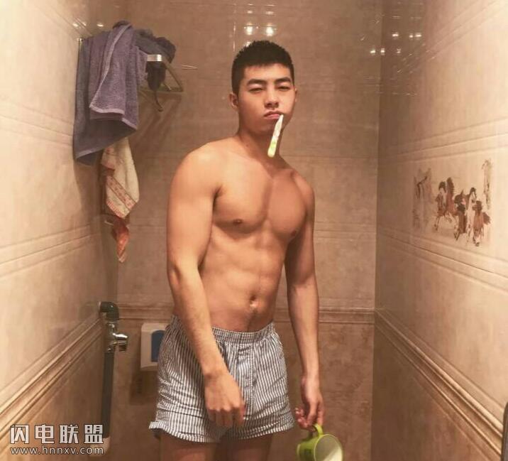 浴室帅哥肌肉男刷牙照片