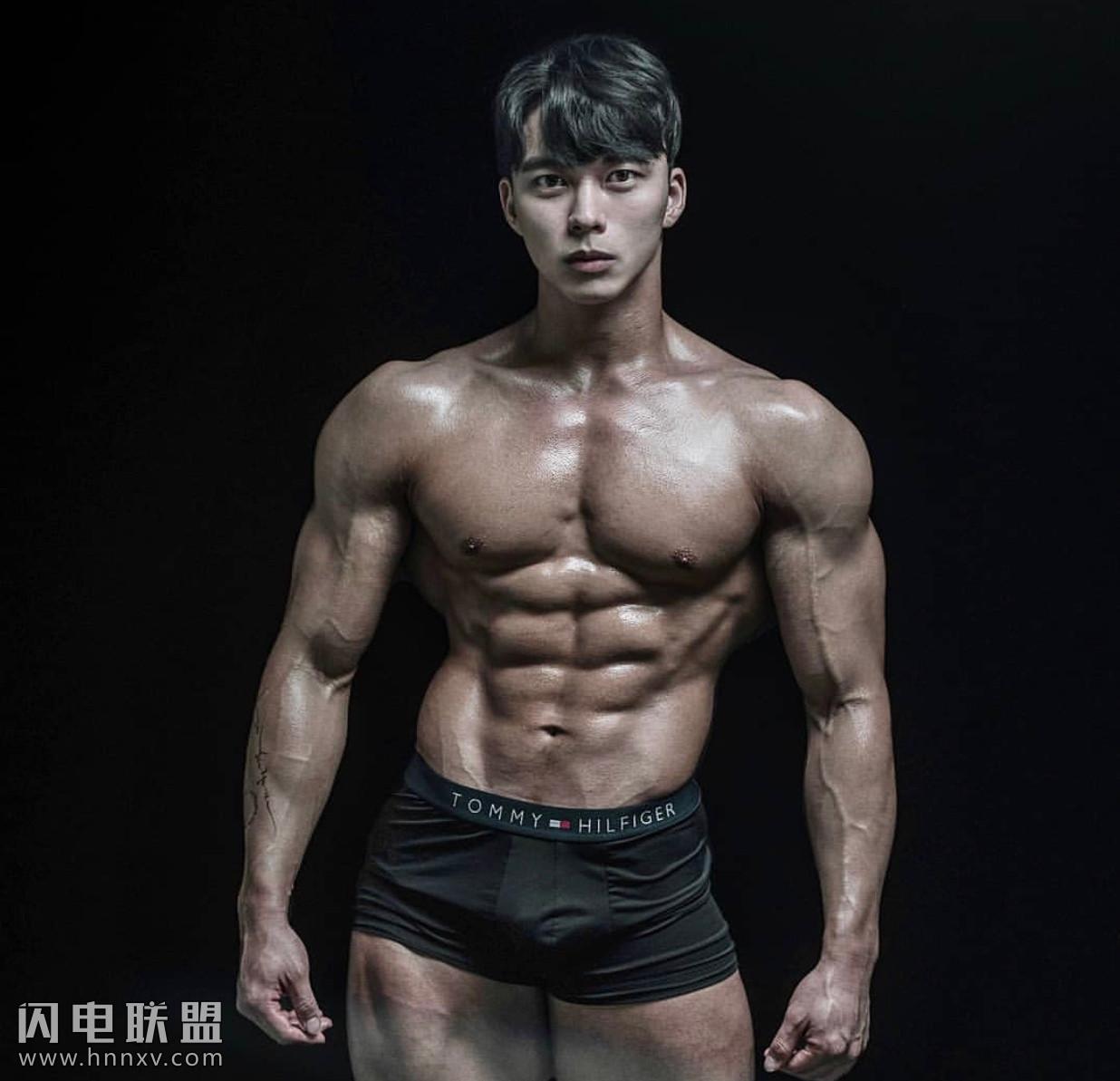 高颜值韩国肌肉男写真图片第2张