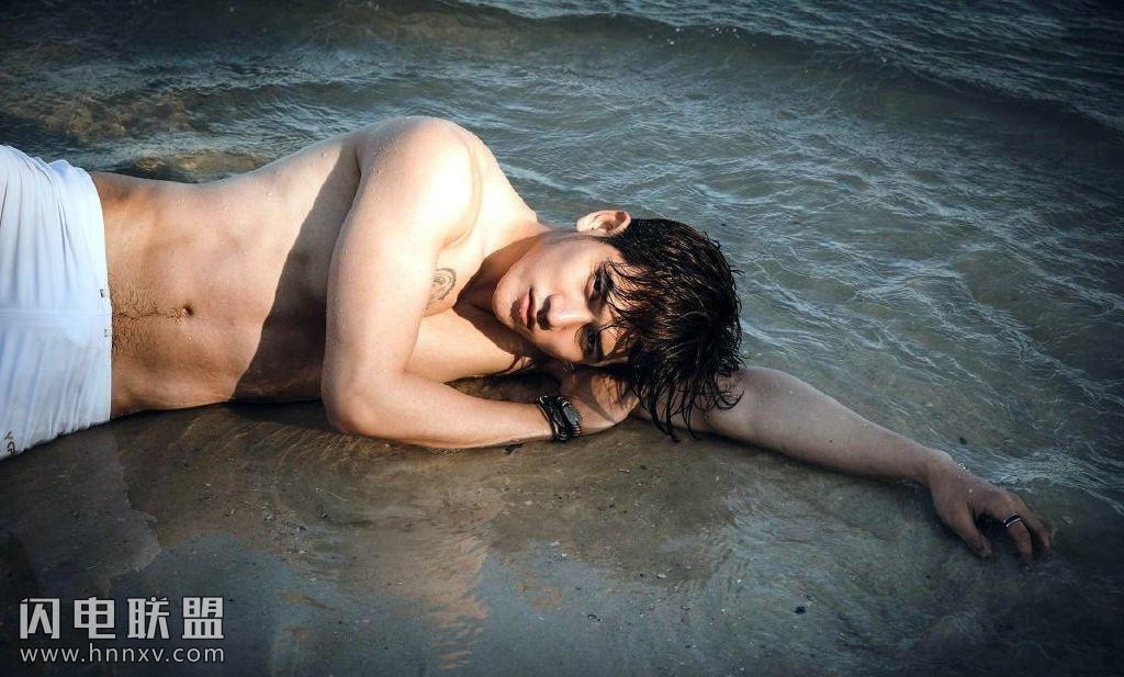 鲜肉性感男人图片海边湿身写真