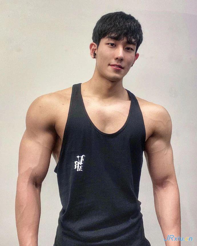 韩国单眼皮健身肌肉帅哥小奶狗