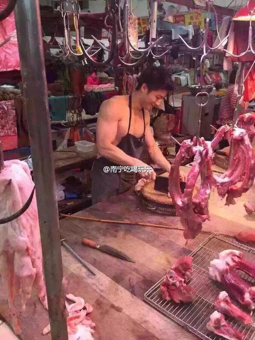 广西南宁菜市场肌肉男卖猪肉 胸肌男卖猪肉