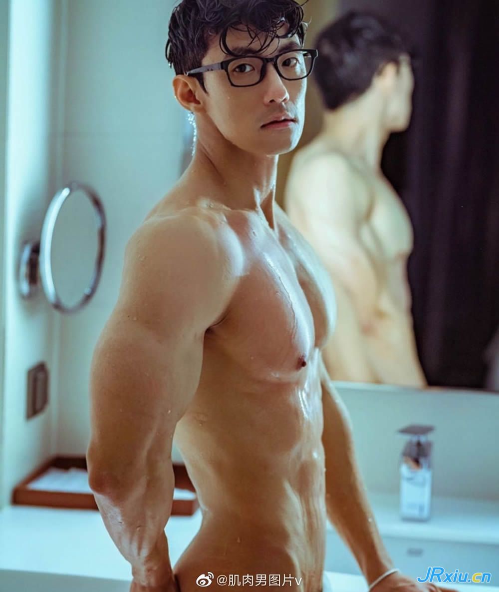 戴眼镜的健身肌肉帅哥 型男欧巴hi.davidkim