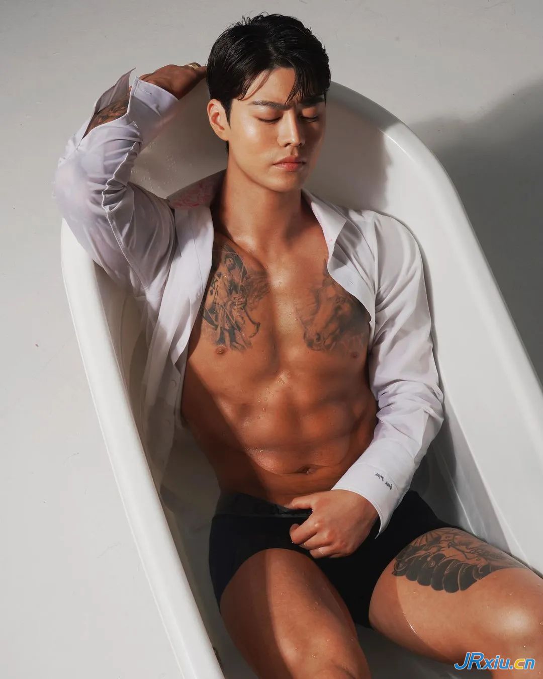 韩国纹身肌肉男健美运动员