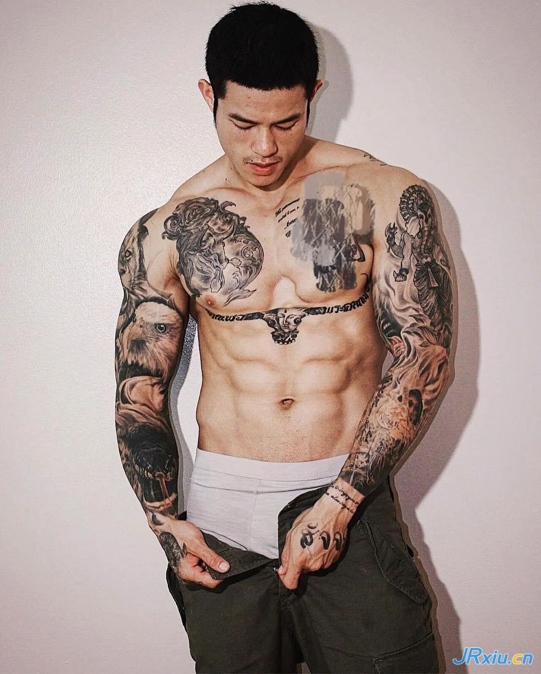 泰国纹身肌肉爷们健体运动员